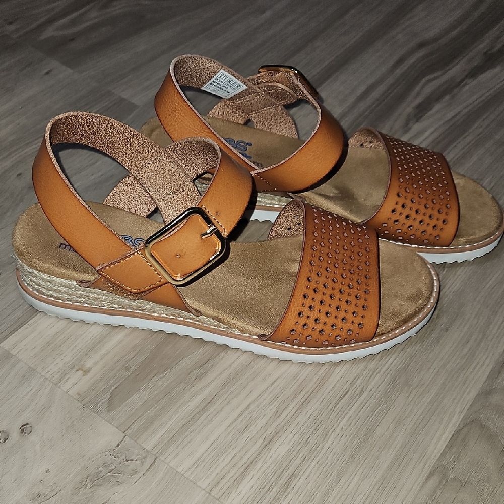 Brown Leather Sandals with Adjustable Buckle and Flat Sole